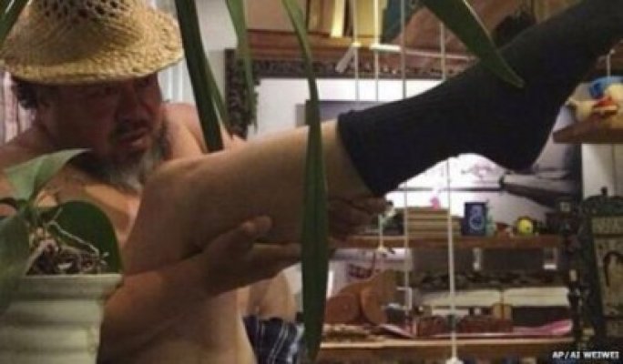 Un gest al lui Ai Weiwei, cu piciorul la obraz, în poziţie de tragere, imitat de mii de internauţi